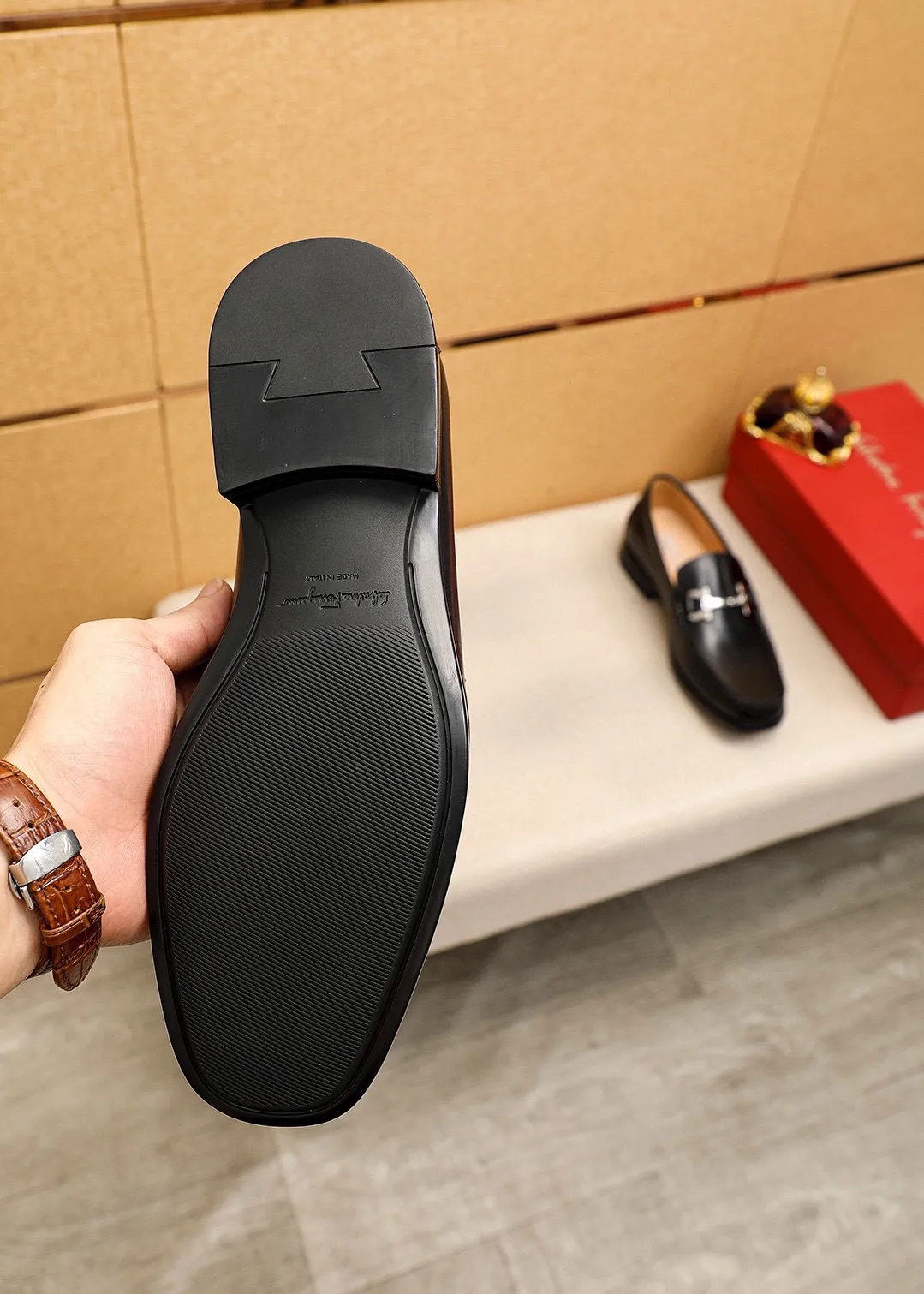 Men's shoes💰480💰 Product trademark: Ferragamo "Ferragamo" casual leather shoes Regular size: 38-44 (45🉑️customized) Product materials: Selected imported first-layer calfskin upper + original hardware buckle, imported water-dyed cowhide leather lining. Strong three-dimensional visual effect, rubber outsole Color: 1⃣️color optional